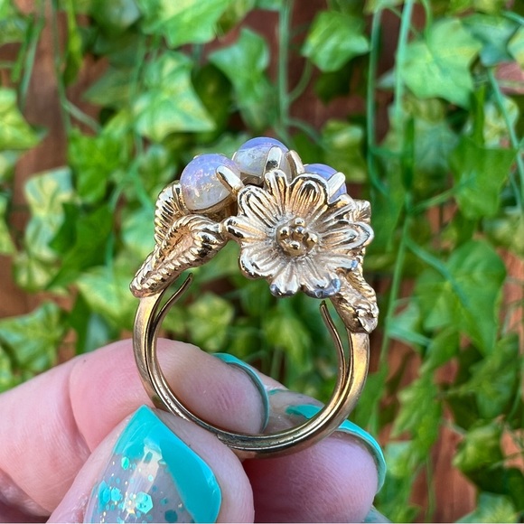 Avon Brand Gold Tone Ring with Opal like beads and flowers - Adjustable 5.5 - 6 - Picture 3 of 12